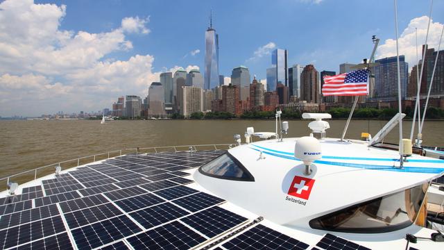 Le plus grand bateau solaire du monde, le bâtiment suisse MS Tûranor PlanetSolar, lors de son arrivé à New York le 18 juin 2013. [Planetsolar]