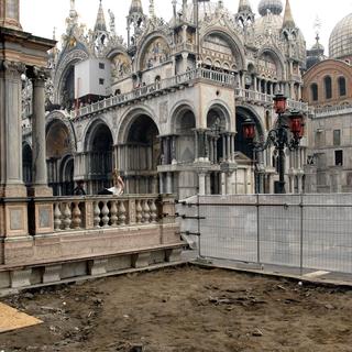 Entretien des rues et des fondations de bâtiments à Venise. [Andrea Pattaro]