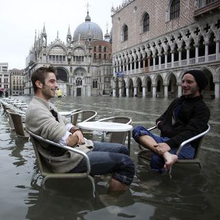 Des touristes sur la place St-Marc de Venise en octobre 2012 lors d'une montée des eaux. [Manuel Silvestri]