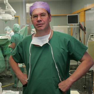 Le chirurgien Thierry Carrel sur son lieu de travail
Monika Flueckiger
Keystone [Monika Flueckiger]