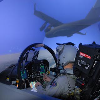 Un pilote à l'entrainement dans le simulateur de vol F/A-18 de Payerne.
Forces aériennes suisses [Forces aériennes suisses]