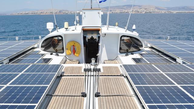 Planet Solar rejoint Athènes dans le cadre de l'expédition "Terra Submersa". [PlanetSolar]