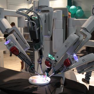 Les "bras" du robot chirurgien "Da Vinci" de la Clinique de la Source de Lausanne. [Sébastien Blanc]