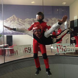 Bastien Confino teste le simulateur de chute libre de Sion.