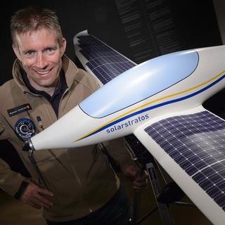 L'eco-aventurier Raphaël Domjan pose avec la maquette de l'avion solaire SolarStratos.
Laurent Gillieron
Keystone [Laurent Gillieron]