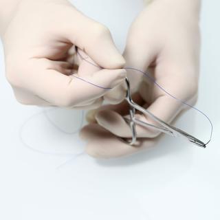 Il existe différentes techniques pour suturer une plaie. [fotolia - photopromedical]
