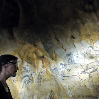 Sarah Dirren devant la réplique d'une oeuvre de la grotte Chauvet.
Annette Klaiber
RTS [RTS - Annette Klaiber]