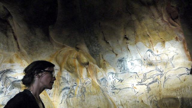 Sarah Dirren devant la réplique d'une oeuvre de la grotte Chauvet.
Annette Klaiber
RTS [RTS - Annette Klaiber]