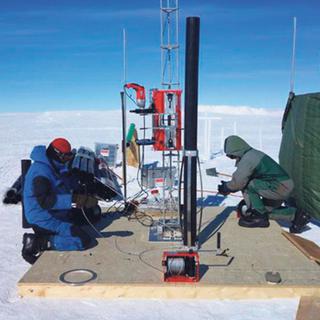 Des membres de l'équipe du projet Subglacior au travail sur la base Concordia, en Antarctique.
P. Possenti
CNRS/LGGE/IPEV [CNRS/LGGE/IPEV - P. Possenti]