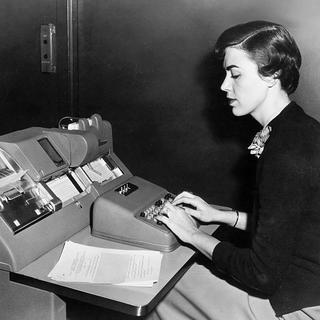 Une opératrice sur un ordinateur IBM dans les années 1960.
Archivio AME: V15895 / leemage
AFP [AFP - Archivio AME: V15895 / leemage]