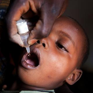 La RDC va désormais avoir recours à un nouveau vaccin injectable plus efficace que le vaccin oral administré jusqu'à présent. [AFP - Gwen Dubourthoumieu]