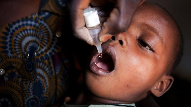 La RDC va désormais avoir recours à un nouveau vaccin injectable plus efficace que le vaccin oral administré jusqu'à présent. [AFP - Gwen Dubourthoumieu]