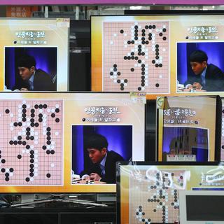 Les télévisions asiatiques ont retransmis en direct la partie de go opposant Lee Sedol à l'ordinateur AlphaGo. [Ahn Young-joon]