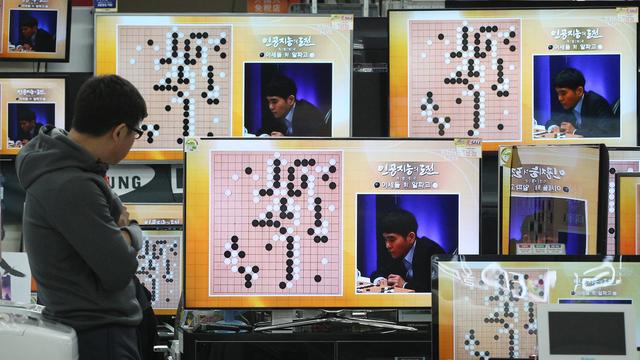 Les télévisions asiatiques ont retransmis en direct la partie de go opposant Lee Sedol à l'ordinateur AlphaGo. [Ahn Young-joon]