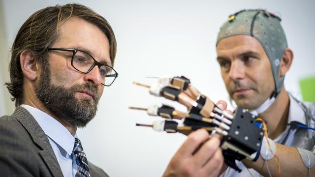 Friedhelm Hummel montre un exemple de technique au service du handicap. [Olivier Maire]