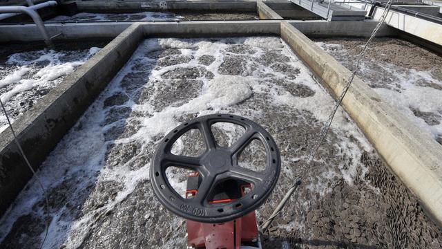 Un bassin test de traitement de l'eau de la STEP de Vidy. [Keystone - Laurent Gilliéron]