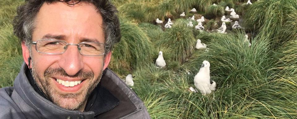 21 février 2017 - Selfie avec des albatros sur les îles Diego Ramirez, à une centaine de kilomètres à l'ouest-sud-ouest du cap Horn.
Bastien Confino
RTS [RTS - Bastien Confino]