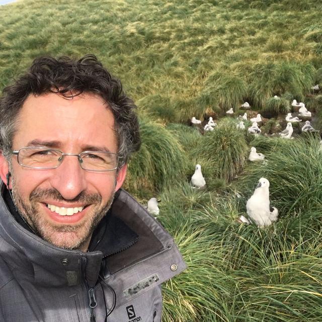 21 février 2017 - Selfie avec des albatros sur les îles Diego Ramirez, à une centaine de kilomètres à l'ouest-sud-ouest du cap Horn.
Bastien Confino
RTS [RTS - Bastien Confino]