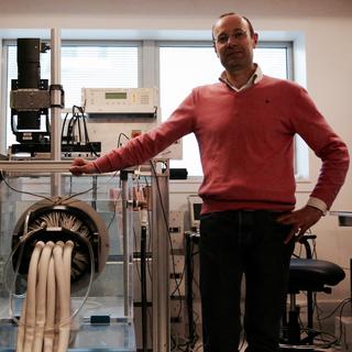 Jean-François Aubry, directeur de recherche à l'institut Langevin, avec le prototype de machine que son équipe conçoit pour opérer le cerveau par ultrasons.
Tristan Miquel
RTS [RTS - Tristan Miquel]