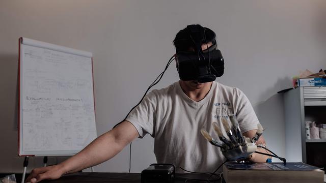 Des chercheurs de l’EPFL ont utilisé la réalité virtuelle et les sensations tactiles artificielles pour aider les personnes amputées de la main. 
EPFL 2018 [EPFL 2018]