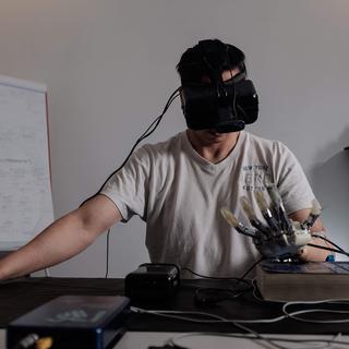 Des chercheurs de l’EPFL ont utilisé la réalité virtuelle et les sensations tactiles artificielles pour aider les personnes amputées de la main. 
EPFL 2018 [EPFL 2018]