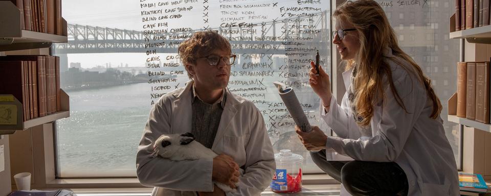 Le scientifique Ian Grey (Michael Pitt) et sa collègue étudient l'évolution de l'oeil humain ("I Origins", Mike Cahill, 2014). [AFP - Jelena Vukotic / Verisimilitude / Archives du 7ème Art / Photo12]