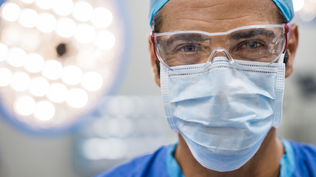 Des masques chirurgicaux qui permettent de sourire aux patients [Fotolia - Rido]