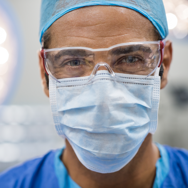 Des masques chirurgicaux qui permettent de sourire aux patients [Fotolia - Rido]