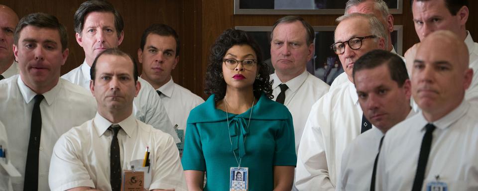 Taraji P. Henson dans le rôle de Katherine Johnson entourée de ses collègues à la NASA ("Les figures de l'ombre", Theodore Melfi, 2017). [AFP - Levantive films / Chernin entertainment / Fox 2000 pictures / Collection ChristopheL]