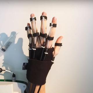 Exosquelette de la main, chaire de la fondation Defitech sur les interfaces cerveau-ordinateur. [DR]