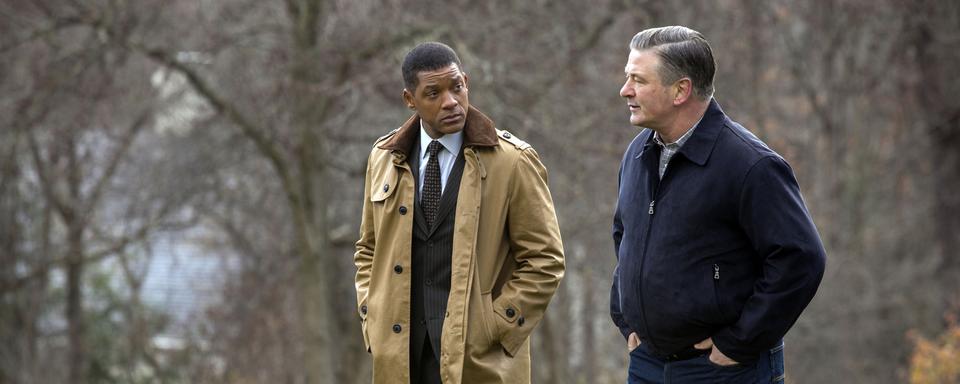 Will smith et Alec Baldwin dans "Seul contre tous" de Peter Landesman (2016). [AFP - The cantillon company /LStar Capital / Scott Free Productions / Collection Christophel]