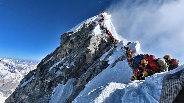 Un bouchon sur la route du sommet de l'Everest.
@nimsdai Project Possible
AFP [@nimsdai Project Possible]