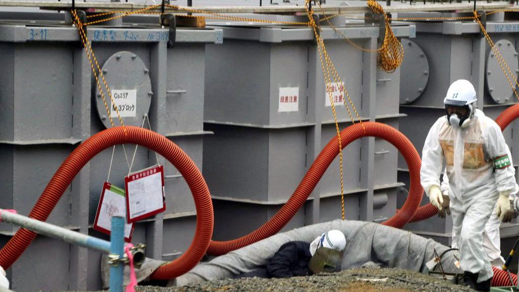 La société Tepco estime cque les citernes seront pleines à la centrale de Fukushima, en 2022. [Pool/EPA/Keystone - Noboru Hashimto]