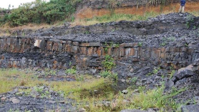 Sur ce site fossilifère gabonais, près de Franceville, ont été découverts dans des sédiments vieux de 2,1 milliards d'années.
Frantz OSSA OSSA
CNRS Photothèque [CNRS Photothèque - Frantz OSSA OSSA]