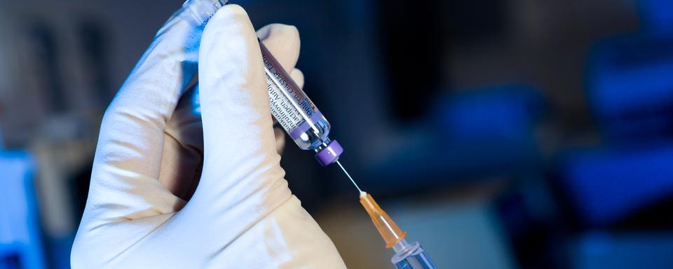 Des élus veulent plus de vaccins et de médicaments en Suisse. [Depositphotos - vkovalcik]