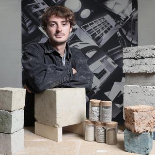 Jeremy Morris a créé lui-même des blocs de terre crue durant son étude.
Alain Herzog
2022 EPFL [Alain Herzog]