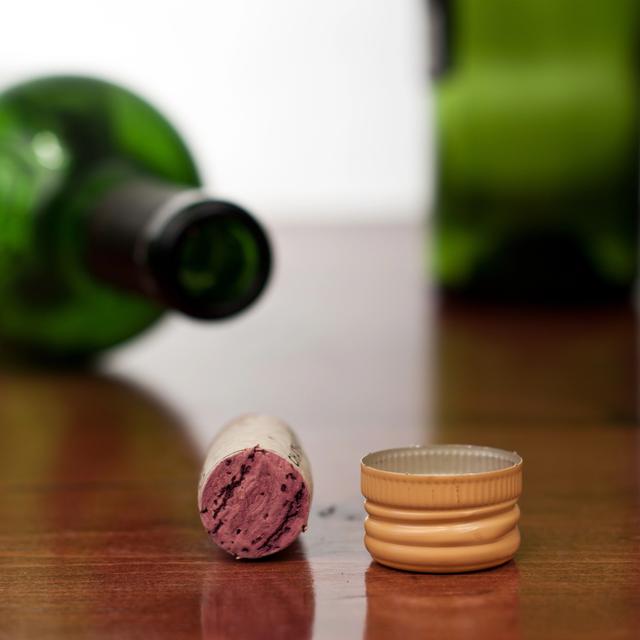 Capsule à vis ou bouchon de liège? Le type de bouchon des bouteilles de vin a un impact sur la perception de la qualité de celui-ci chez les consommateurs de Suisse romande. [Depositphotos - wollertz]