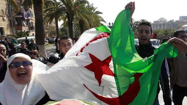 Des manifestants protestent dans les rues d'Alger contre le président algérien Abdelaziz Bouteflika qui, âgé de 77 ans, est candidat à sa réélection. [Louafi Larbi]