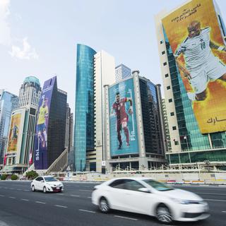 Des joueurs de football sur des façades d'immeubles à Doha, au Qatar, le 19 octobre 2022. [EPA/KEYSTONE - NOUSHAD THEKKAYIL]