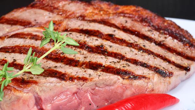 Vrai steak ou viande agglomérée? tranche viande [vladimir melnik]