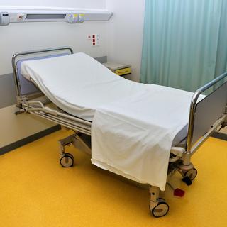 On estime à 2000 le nombre de morts en Suisse suite à des erreurs médicales. hôpital, lit, vide, soins, médical [pixel974]