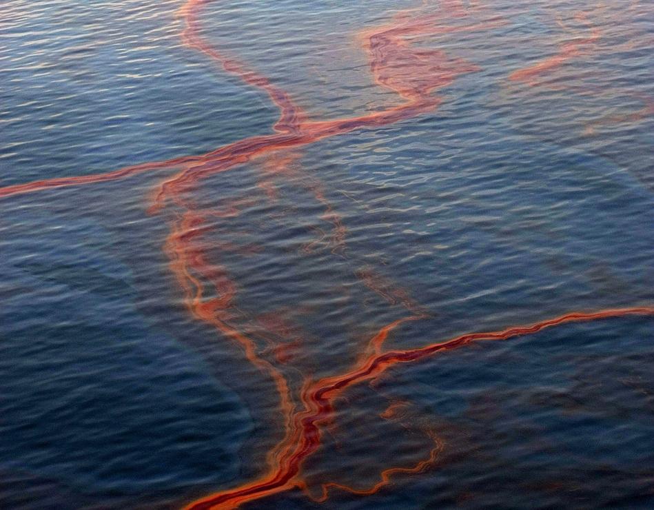 Plutôt que d'être transformé, le brut de "Deepwater Horizon" pollue les eaux du Golfe du Mexique. Catastrophe marée noire BP