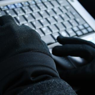 Les pirates informatiques profitent de la crédulité des internautes pour voler des carnets d'adresses électroniques. clavier, ordinateur, gants, hacker [the_scrat]