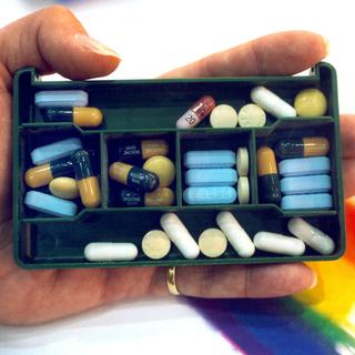 Le cocktail journalier de médicaments d'une personne infectée par le virus du sida.