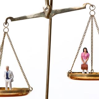 Sur la balance des salaires, les hommes pèsent toujours plus lourd que les femmes. [© bilderbox / fotolia]