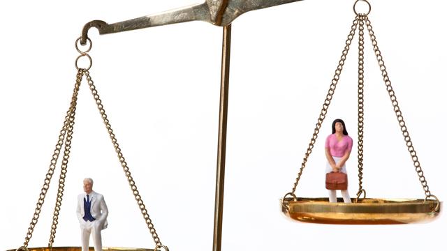 Sur la balance des salaires, les hommes pèsent toujours plus lourd que les femmes. [© bilderbox / fotolia]