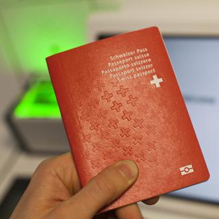 Le passeport 10 contient, notamment, les empreintes de son propriétaire. [reuters]