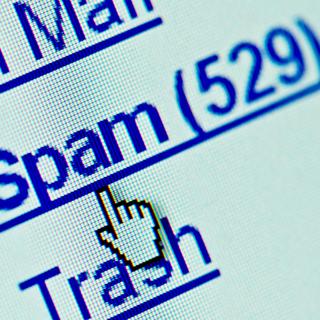 Avec son nouveau filtre antispam, Bluewin intercepte votre message et le scanne. informatique, e-mail, mail, courriel, pourriel [PaulPaladin]