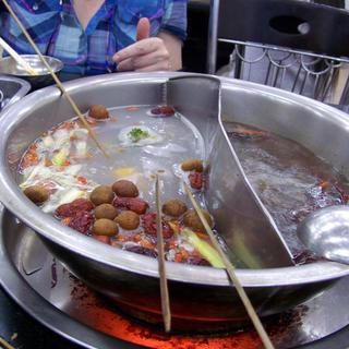 Il y a plusieurs façons de manger la fondue chinoise... [Fotolia - Ignatius Wooster]