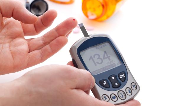 Un diabétique doit contrôler sa glycémie plusieurs fois par jour. [evgenyb]